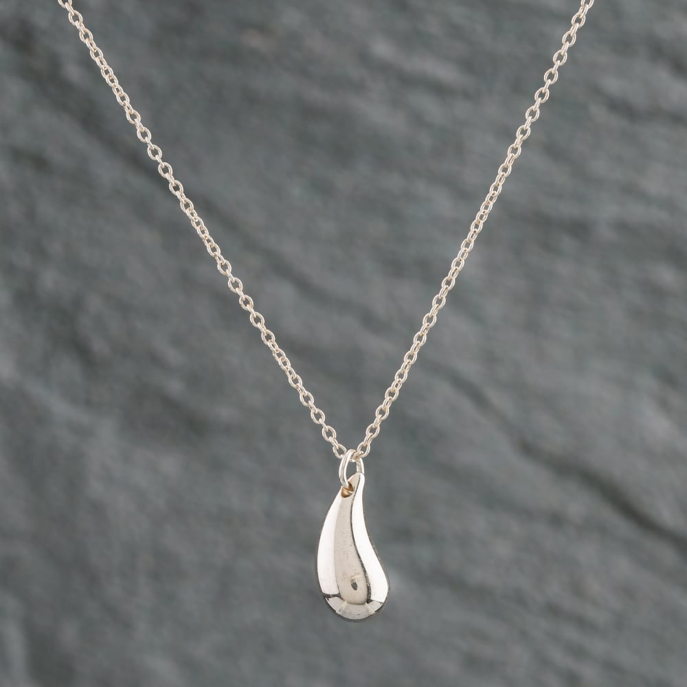 Pre-Owned Tiffany &amp; Co. Sterling Silver Pear Shaped Pendant &amp; 16 Inch Trace Chain 4155097